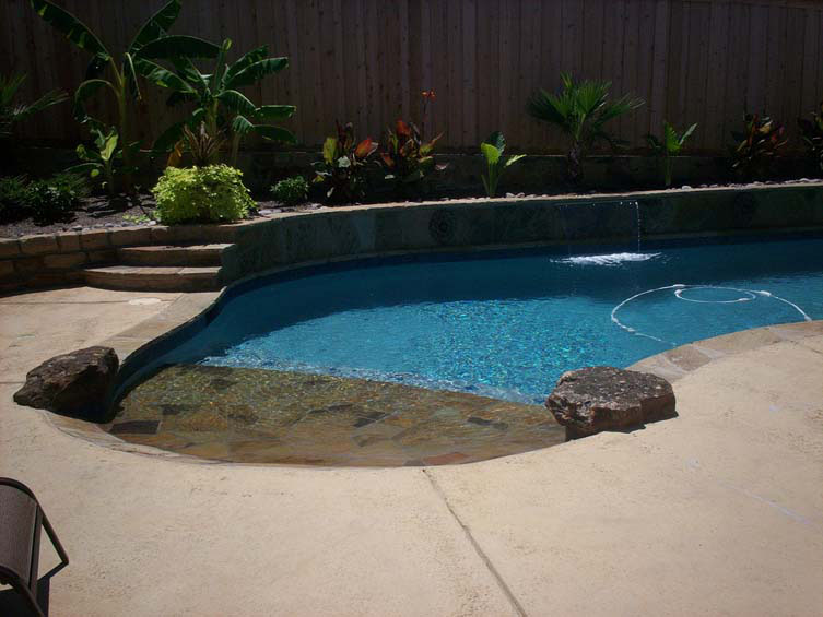 How landscaping enhances the swimming pool